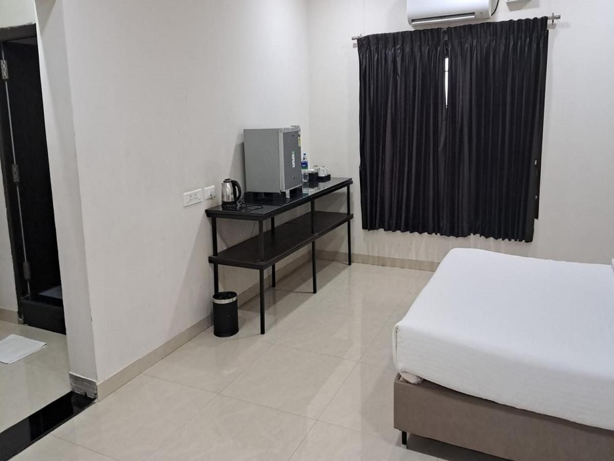 เมย์แฟร์ เซอร์วิซ อพาร์ตเมนต์ Hotel โคอิมบาทอร์ ภายนอก รูปภาพ